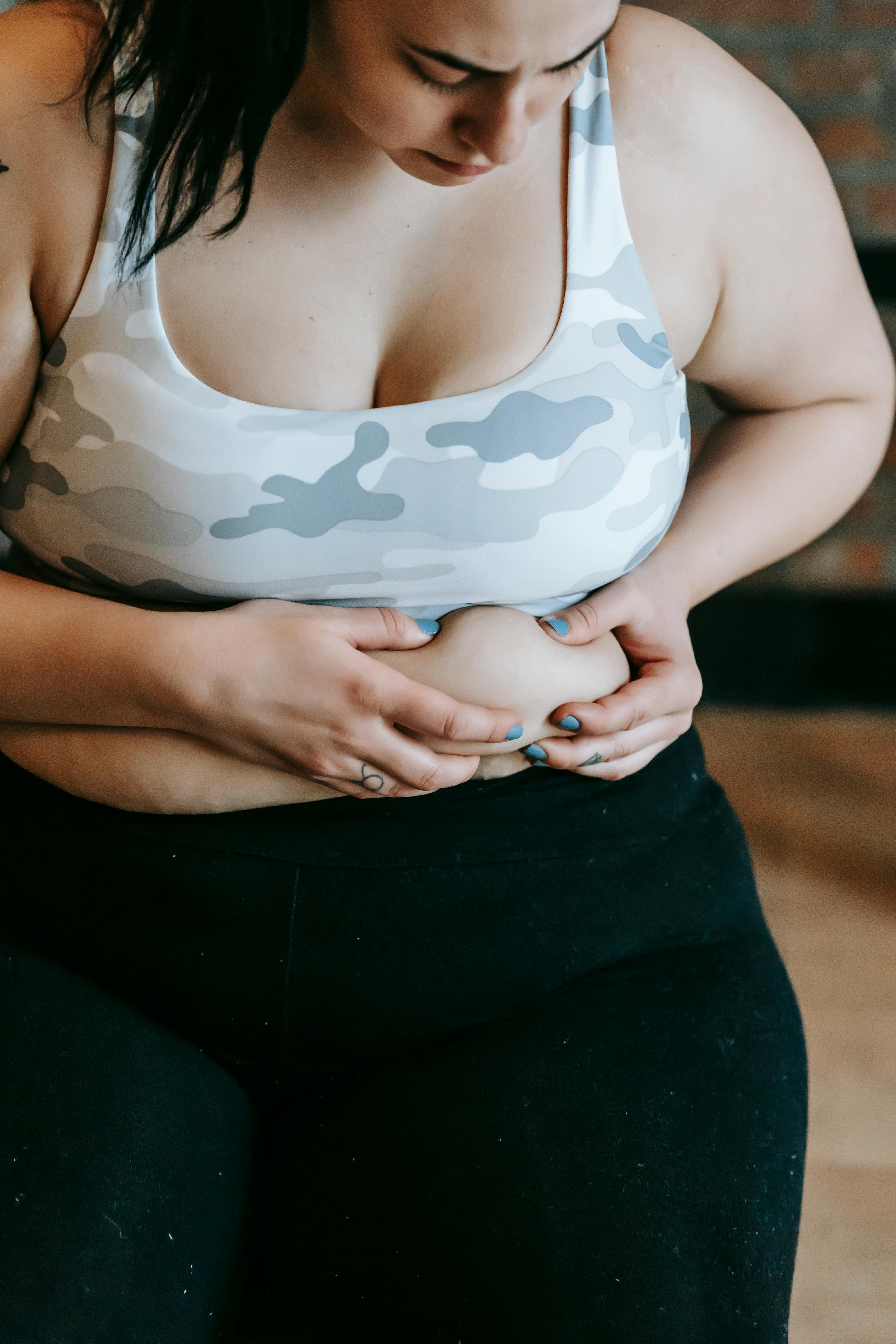 Mulher insatisfeita com o corpo